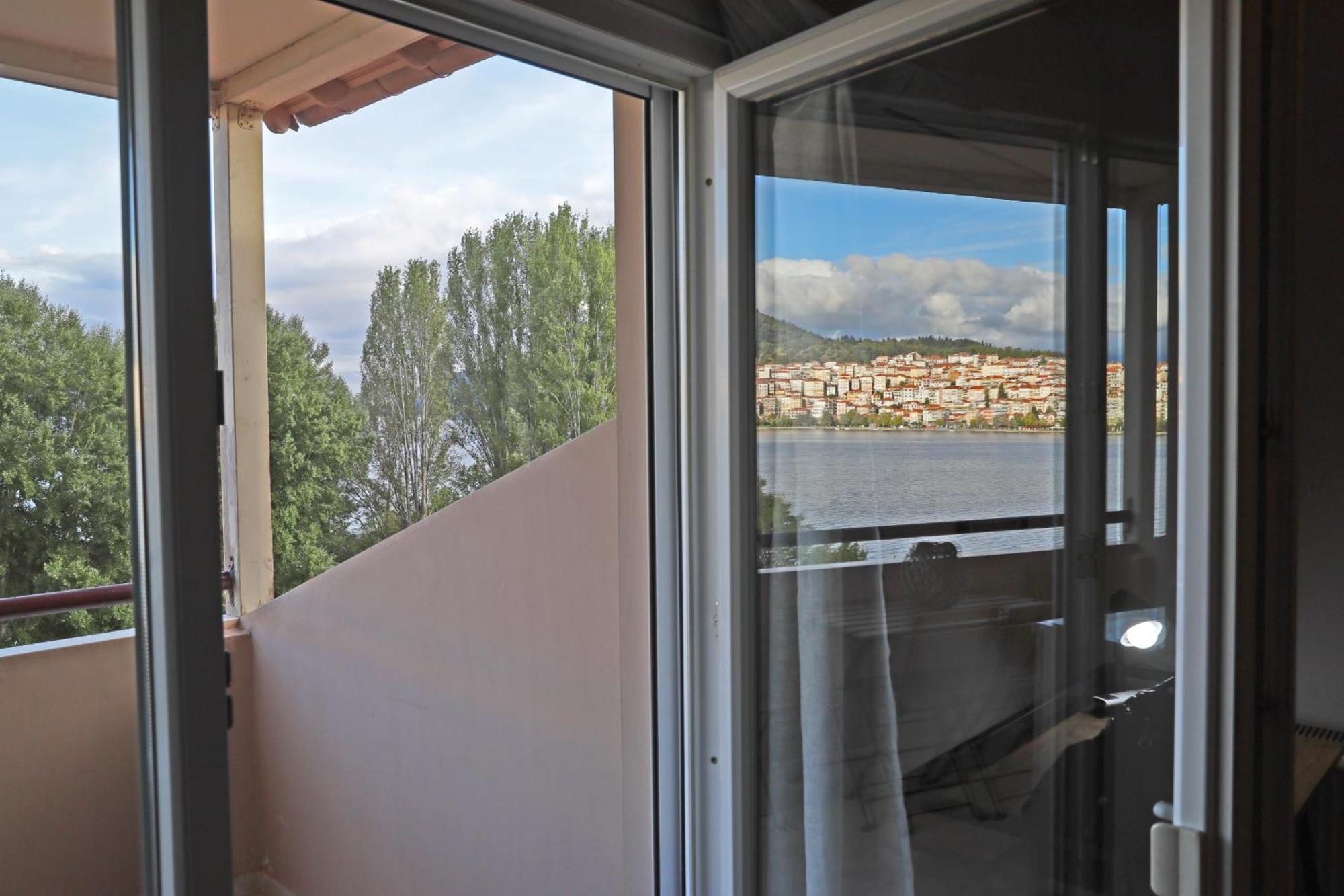 Swan Lake Front Apartment แคซโทเรีย ภายนอก รูปภาพ