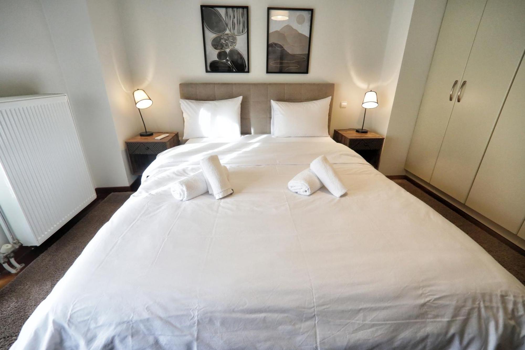 Swan Lake Front Apartment แคซโทเรีย ภายนอก รูปภาพ