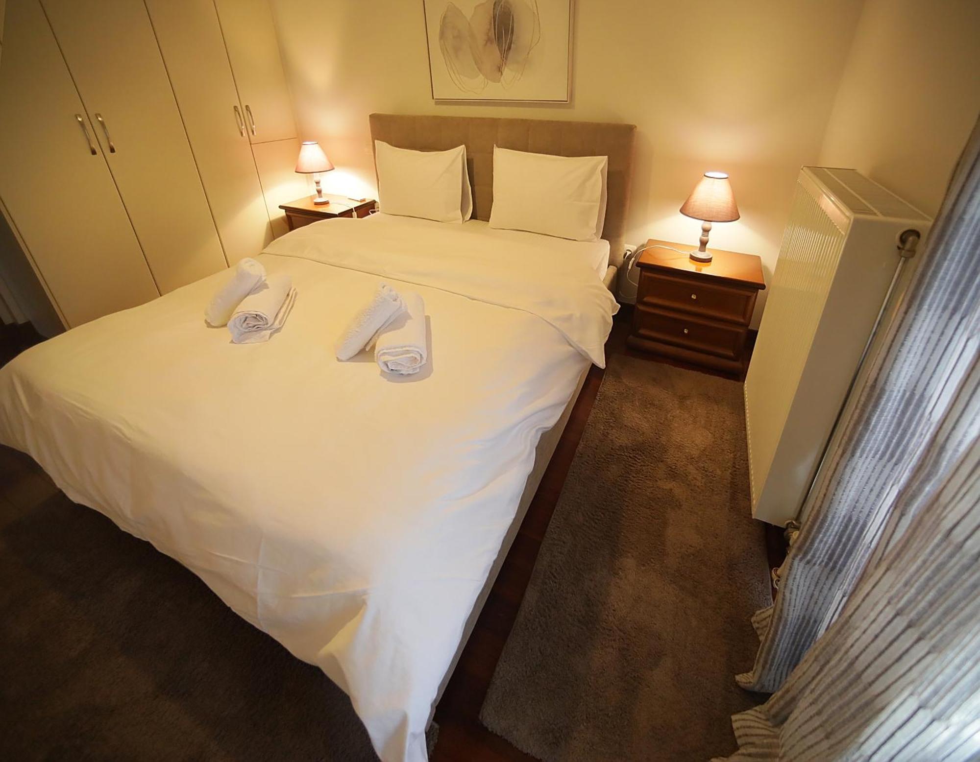 Swan Lake Front Apartment แคซโทเรีย ภายนอก รูปภาพ